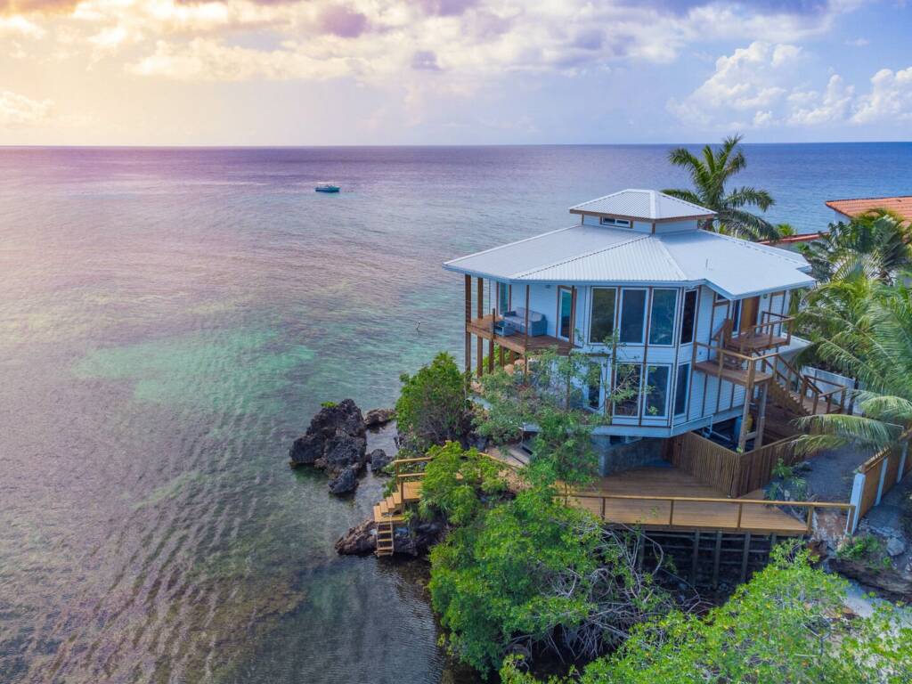 Roatan Vacation Rental house on the ocean